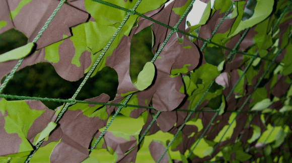 Les utilisations cr&eacute;atives des filets de camouflage dans le jardin